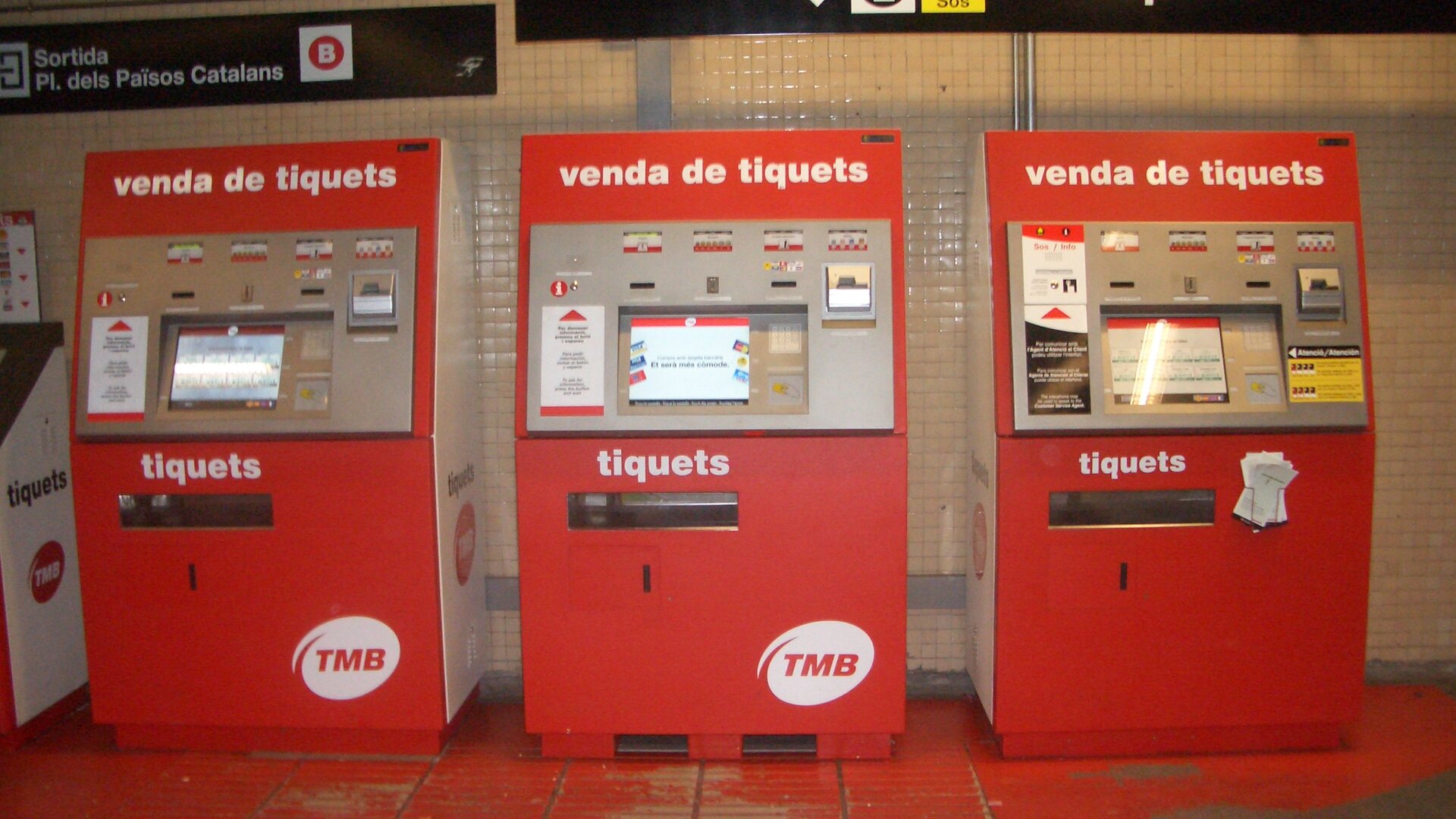 Máquinas de autoventa de TMB en el vestíbulo de una estación del metro de Barcelona
