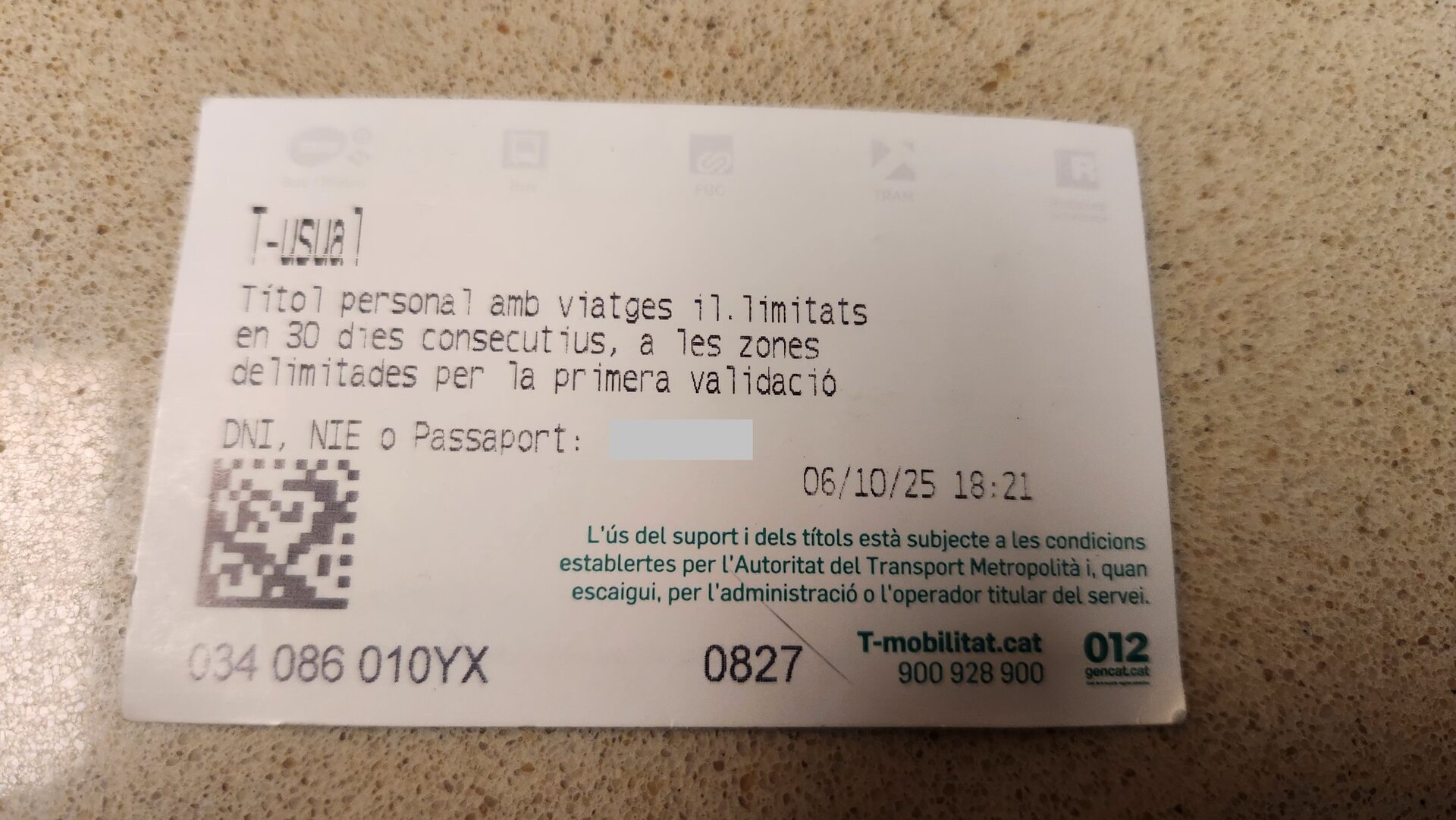Reverso de una T-mobilitat anónima de cartón con una T-usual cargada