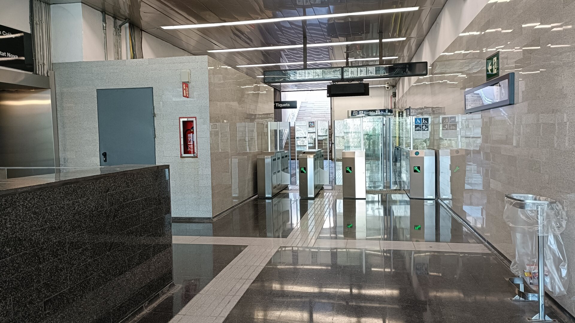 Tornos de acceso con validadora sin contacto en una estación de la L11 del metro de Barcelona